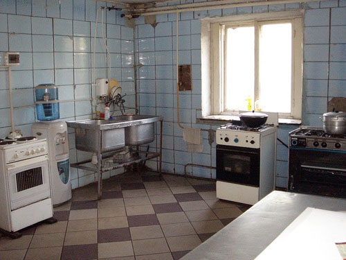 Уничтожение тараканов на кухне в общежитии